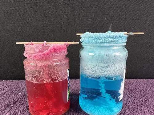 Eksperyment z solą i wodą: Jak łatwo wyhodować piękne kryształki