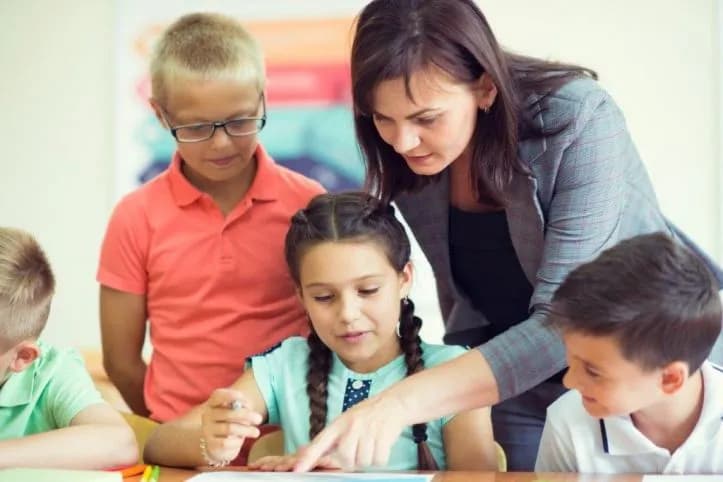 Dyrektor szkoły jako wychowawca: Czy przepisy na to pozwalają?