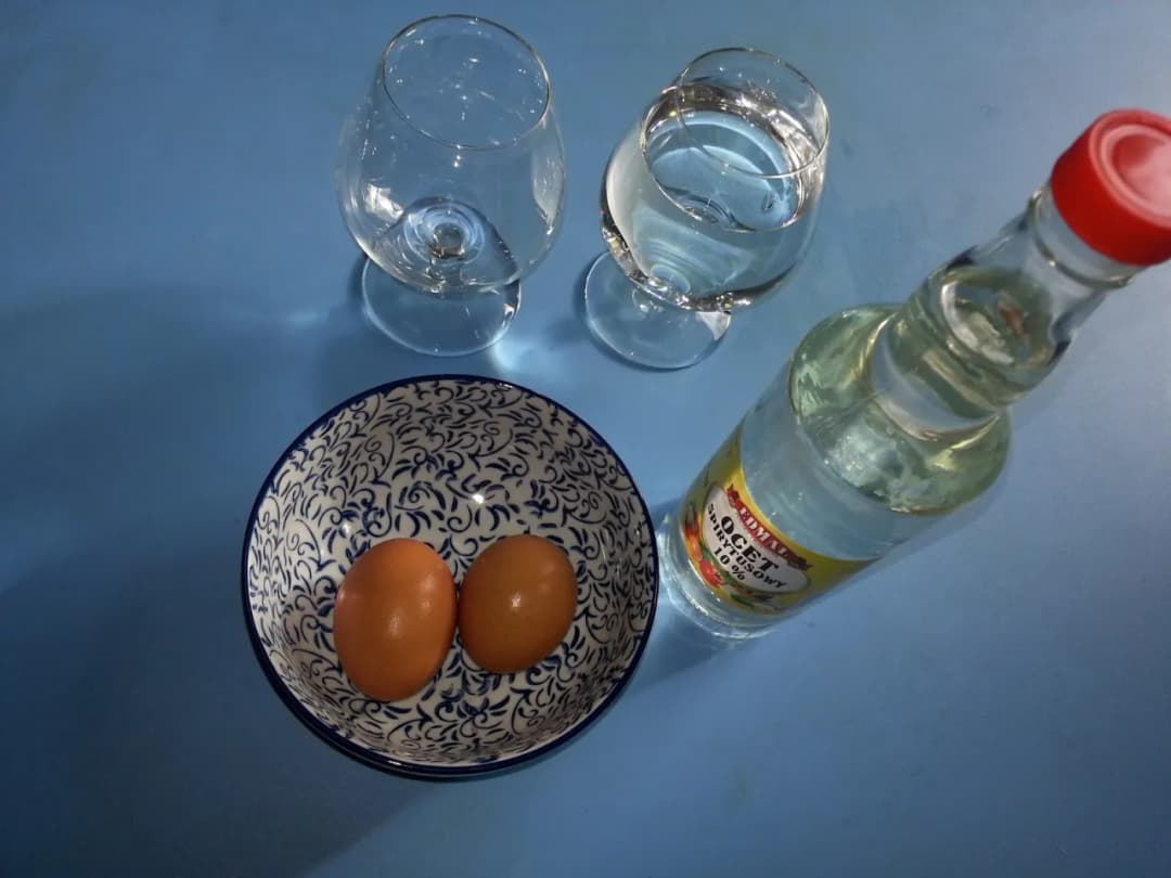 Gumowe jajko: Prosty eksperyment naukowy krok po kroku