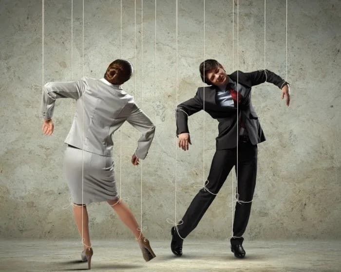 Eksperymenty z psychologii społecznej: jak wpływają na nasze zachowanie