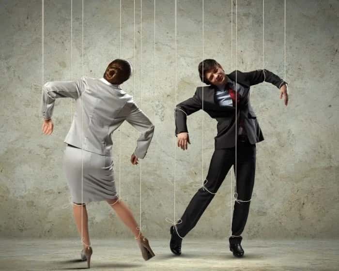 Eksperymenty z psychologii społecznej: jak wpływają na nasze zachowanie