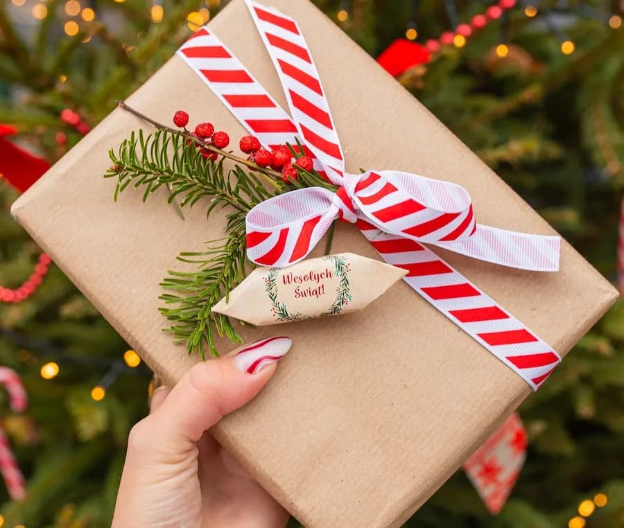 Prezent dla wychowawcy na wigilię: Pomysły, budżet i czego unikać