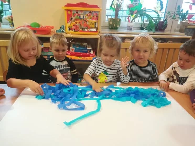 Eksperymenty z wodą w przedszkolu, które zachwycą każde dziecko