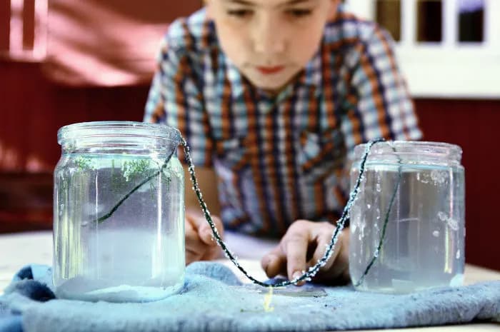 Hodowla kryształów soli: Prosty przewodnik i naukowe wnioski