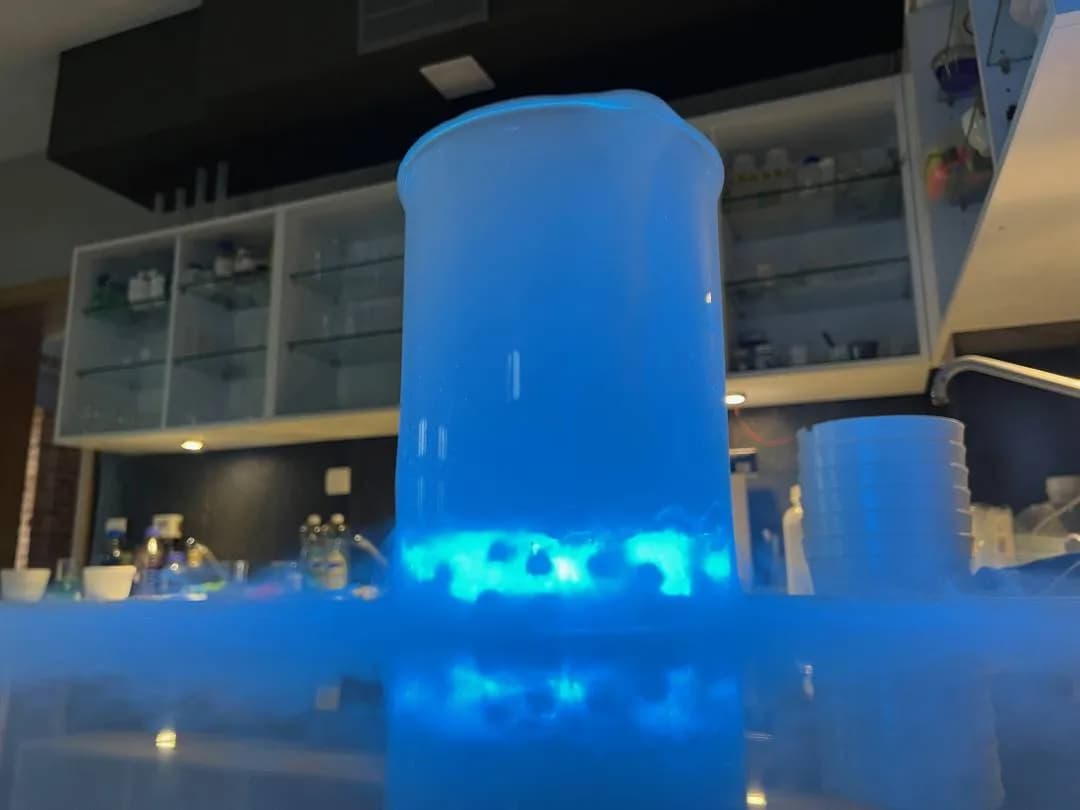 Bezpieczne eksperymenty z suchym lodem i azotem: Przewodnik