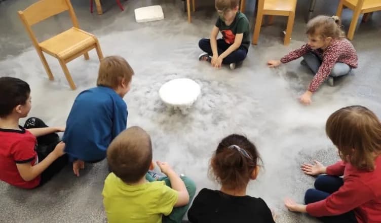 Eksperymenty z lodem w przedszkolu, które zachwycą każde dziecko
