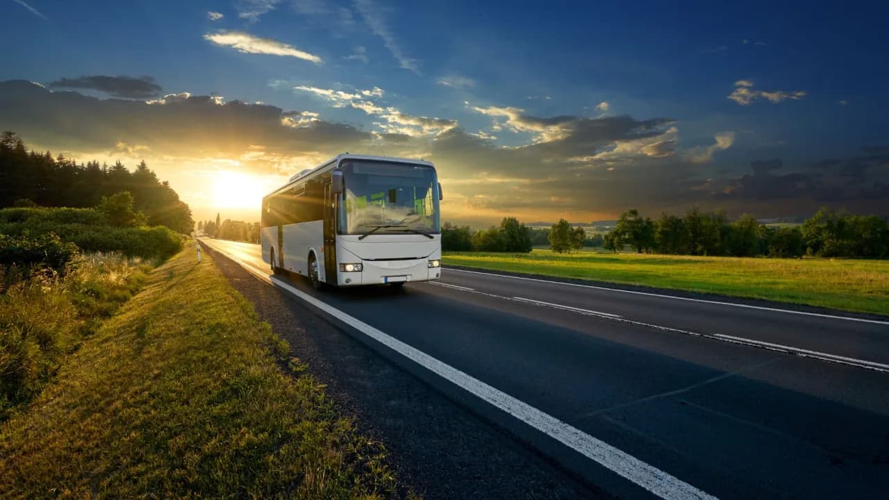 Koszty autokaru szkolnego: Cena, kalkulacje i bezpieczeństwo (2024)