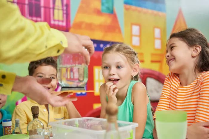 Eksperymenty dla dzieci z wodą i solą, które zachwycą każdego malucha